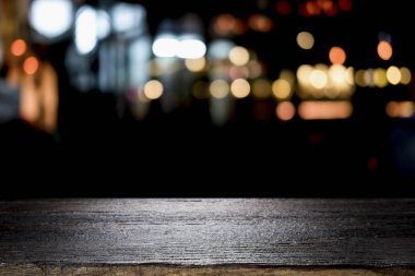 Boş ahşap masa platformu ve bokeh geceleri.