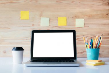 Boş beyaz ekran dizüstü alay.