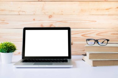 Boş beyaz ekran dizüstü alay.