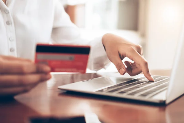 Compras de clientes pago en línea con tarjeta de crédito. —  Fotos de Stock