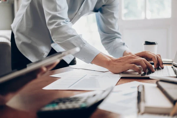 Inversionista profesional trabajando en nuevo proyecto de startup . —  Fotos de Stock