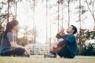 Spor genç çift fiziksel eğitimden sonra rahatlatıcı.