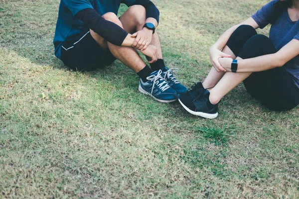 Sportovní, relaxační mladý pár po fyzický trénink relace. — Stock fotografie