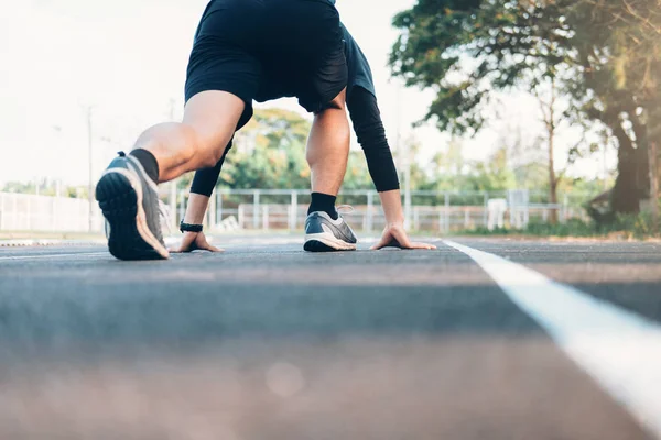 Velocista deixando blocos sobre a pista de corrida. — Stockfoto