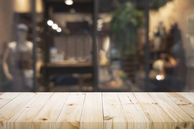Kahve dükkanındaki mevcut ürün için boş ahşap masa ya da Bokeh imajı olan yumuşak içecek bar bulanık arkaplan