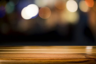 Boş ahşap masa platformu ve bokeh geceleri