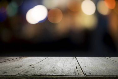 Boş ahşap masa platformu ve bokeh geceleri.