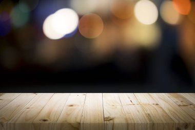 Boş ahşap masa platformu ve bokeh geceleri.