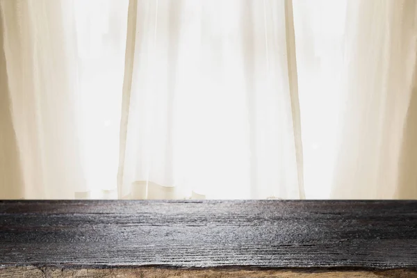 Tabulka Prázdná Dřevěná Paluba Nad Pozadí Okna Záclony — Stock fotografie