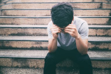 Depresif adam. Adam baş ağrısı acı