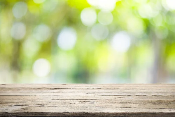 Mesa de madeira com fundo desfocado da floresta da natureza . — Fotografia de Stock