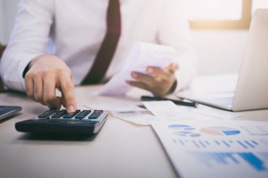 Mali tasarruf ekonomi kavramı. Erkek muhasebeci ya da bankacı hesaplamak nakit bill.