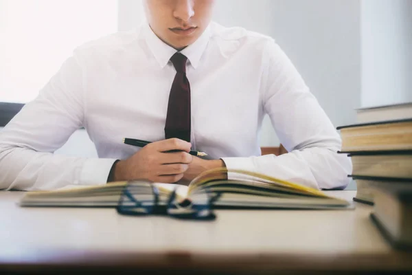 Joven Leyendo Libro Educación Negocios — Foto de Stock