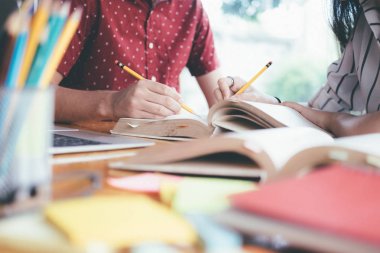  Genç öğrenciler kampüs yetişmeye ve öğrenme arkadaş yardımcı olur.