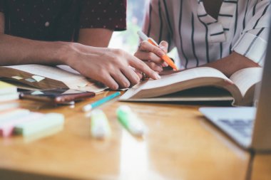  Genç öğrenciler kampüs yetişmeye ve öğrenme arkadaş yardımcı olur.