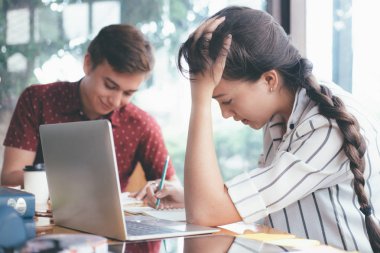  Genç öğrenciler kampüs yetişmeye ve öğrenme arkadaş yardımcı olur.