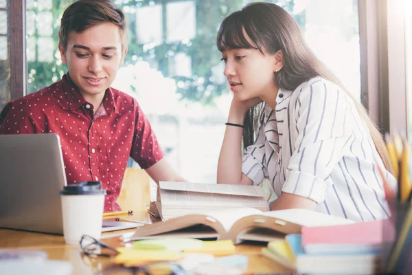 青年学生校园帮助追赶和学习的朋友 — 图库照片