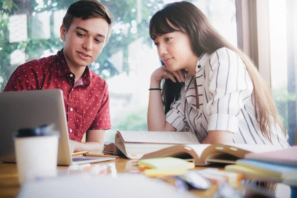 Unga studenter campus hjälper vän ikapp och lärande — Stockfoto