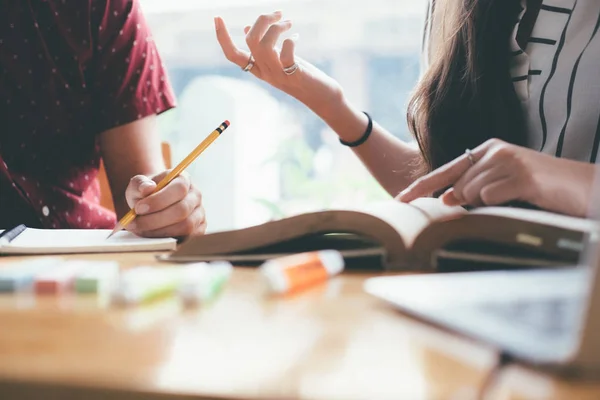 Jonge studenten campus helpt vriend inhaalslag en leren — Stockfoto