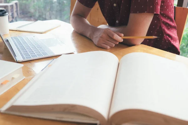 Universitätsstudentin liest Buch — Stockfoto