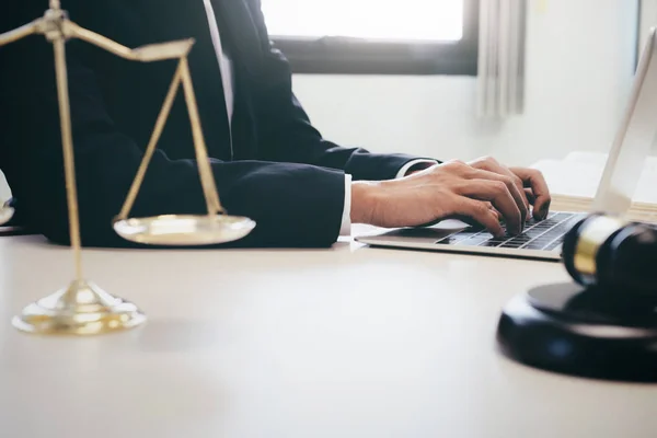 Avvocato o giudice lavoro in ufficio . — Foto Stock