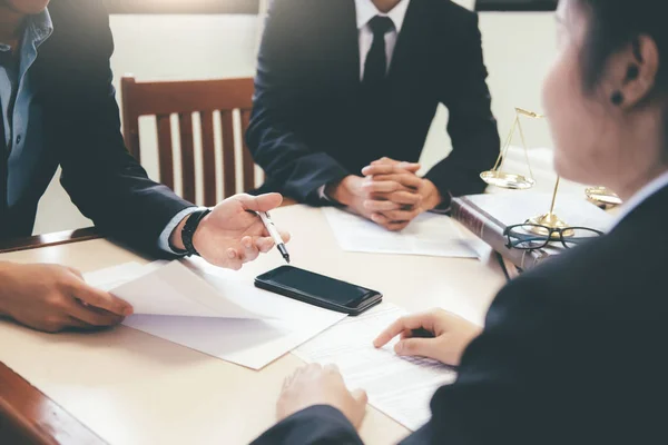 Rechtsanwältin und Anwalt bei Teamtreffen in Kanzlei. — Stockfoto