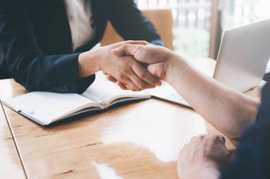 İyi bir anlaşma sonra başarılı işadamları el sıkışma.