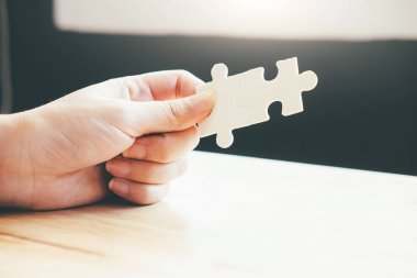 İşadamı el bağlantı parçalı bulmaca. İş çözümleri, başarı ve stratejisi kavramı.