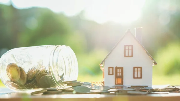 Copyspace de ahorrar dinero para el concepto de casa . —  Fotos de Stock