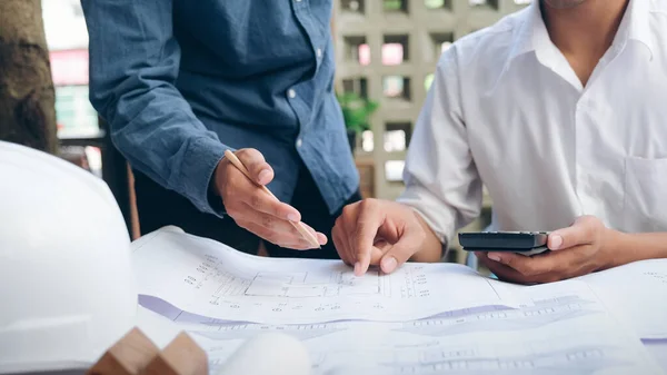 Engineer meeting for architectural project — Stock Photo, Image