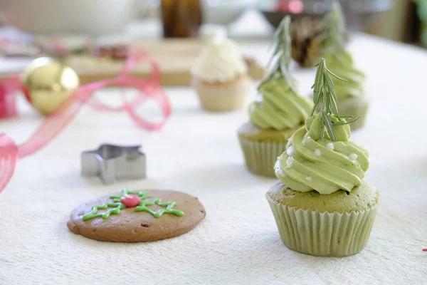 Decorated christmas cupcakes.