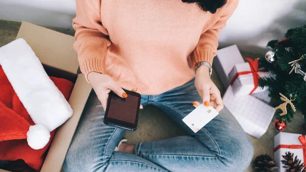 Young woman holding credit card and doing shopping online. — Stock Photo, Image