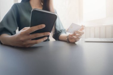 Müşteri alışverişi kredi kartıyla yapılıyor.