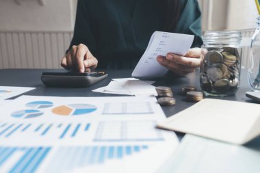 Muhasebeci ya da bankacı nakit faturasını hesaplar.