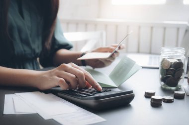Muhasebeci ya da bankacı nakit faturasını hesaplar.