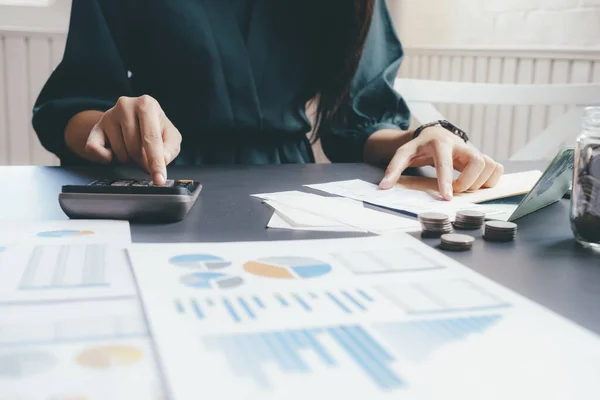 Muhasebeci ya da bankacı nakit faturasını hesaplar.