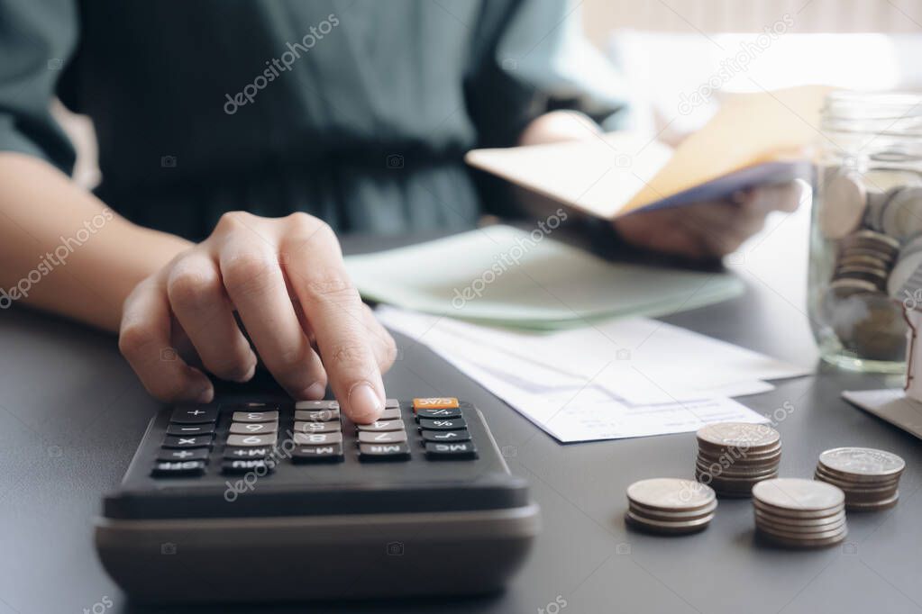 Accountant or banker calculate the cash bill.