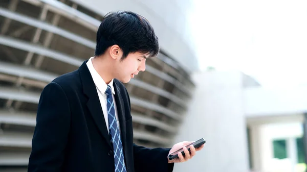 Fiatal üzletember használ mobiltelefon alkalmazás sms kívül Offic — Stock Fotó