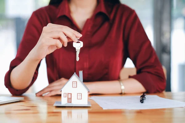 Fastighetsmäklare bostadshyresavtal. — Stockfoto