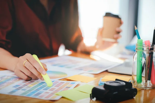 Foto artista y desginador gráfico están trabajando . — Foto de Stock