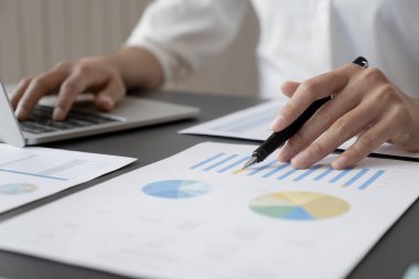 İşadamı yatırım pazarlama verilerini analiz.