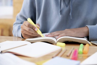 Kitap okuyorum. Eğitim kavramı.