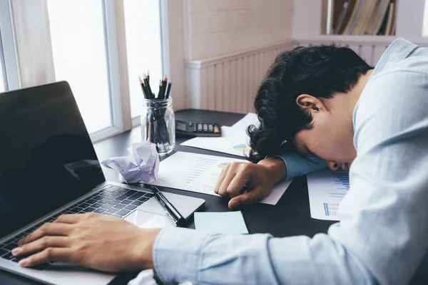 A young businessman who works hard and sleeps at his desk. — Stock Photo, Image