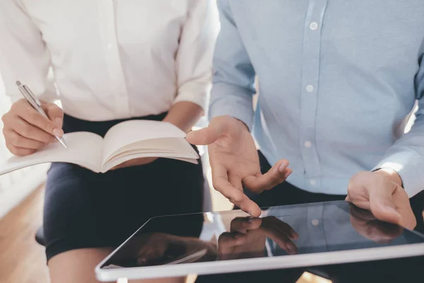 Affärsmän teamwork möte för att diskutera investeringen. — Stockfoto