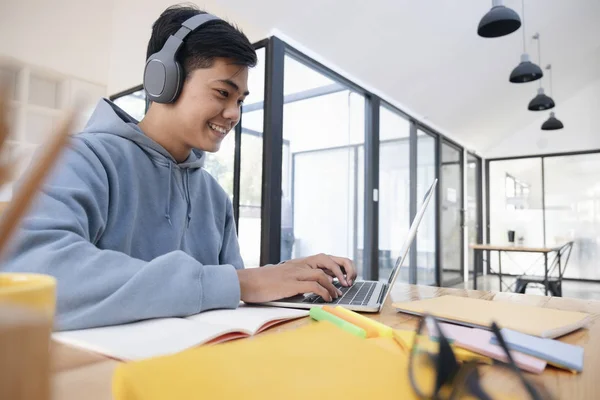 Jonge collage student met behulp van computer en mobiele apparaat studeren — Stockfoto