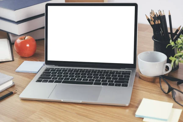 Boş beyaz ekran dizüstü alay. 