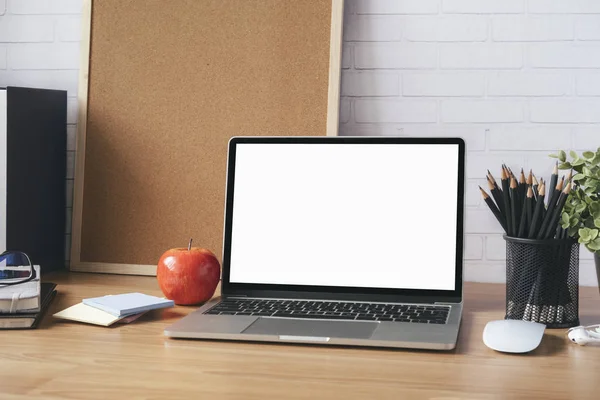 Mock up laptop de tela branca em branco . — Fotografia de Stock