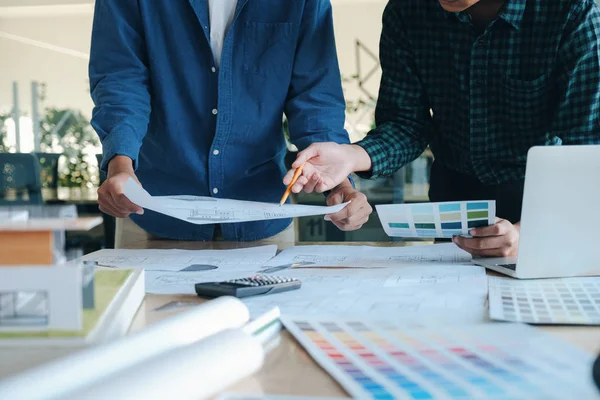 Bijeenkomst voor architecturaal project ingenieur — Stockfoto