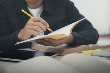 Defterdeki kalem yazısıyla elleri kapat.