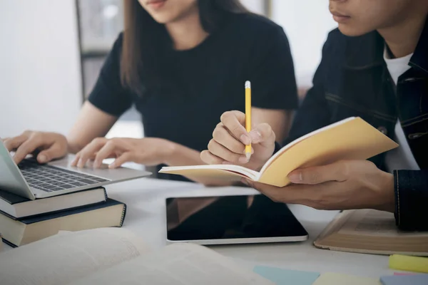 Campus de jóvenes estudiantes ayuda a amigo ponerse al día y aprender . — Foto de Stock